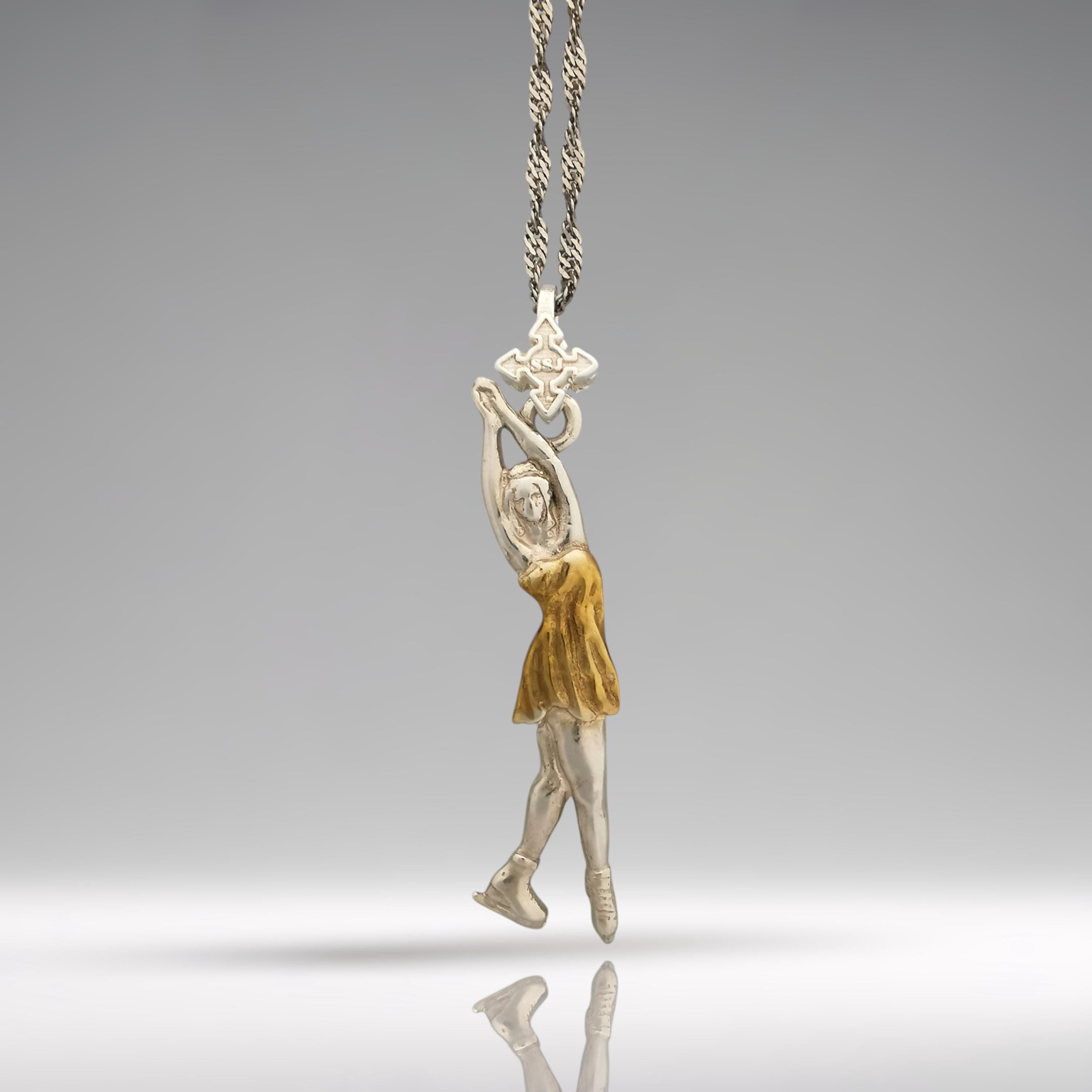 Фигурно пързаляне – Дамски спортен медальон от сребро 925 с частично позлатено покритие – Ръчно изработено спортно бижу – Идеален подарък за жена, фенка на фигурното пързаляне – SSJ