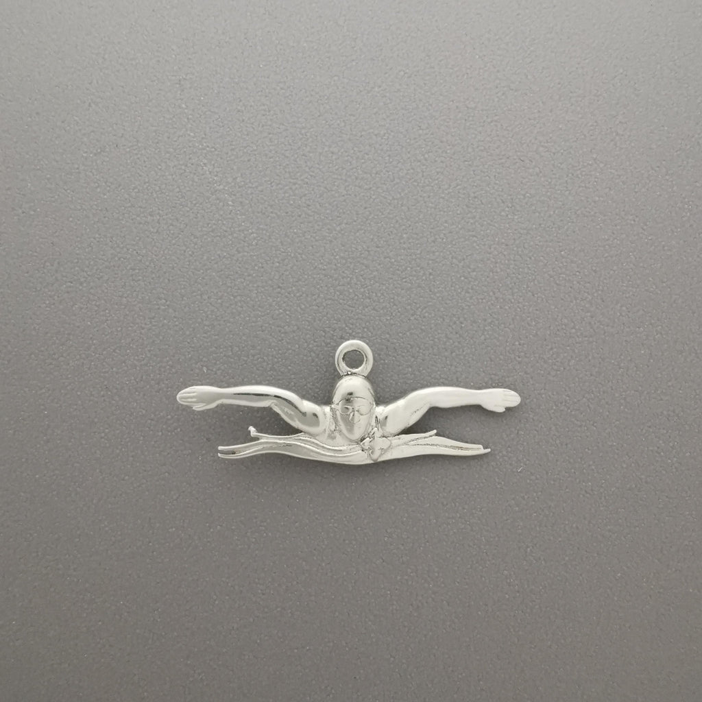 Плуване (Бътерфлай) – Мъжки спортен медальон от сребро 925 в класическо сребро – Ръчно изработено спортно бижу – Идеален подарък за мъж, фен на плуването – SSJ