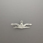 Плуване (Бътерфлай) – Мъжки спортен медальон от сребро 925 в класическо сребро – Ръчно изработено спортно бижу – Идеален подарък за мъж, фен на плуването – SSJ