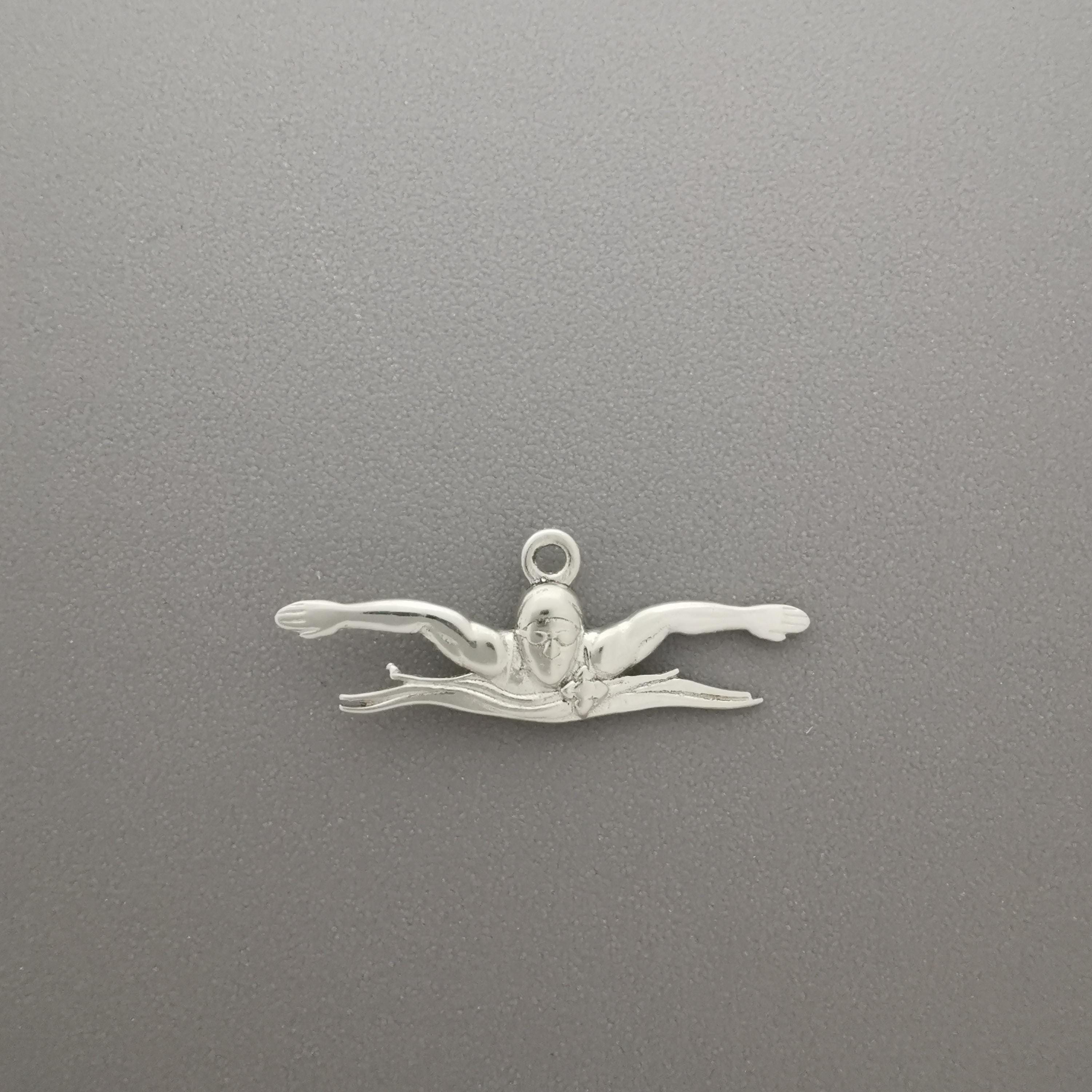 Плуване (Бътерфлай) – Мъжки спортен медальон от сребро 925 в класическо сребро – Ръчно изработено спортно бижу – Идеален подарък за мъж, фен на плуването – SSJ