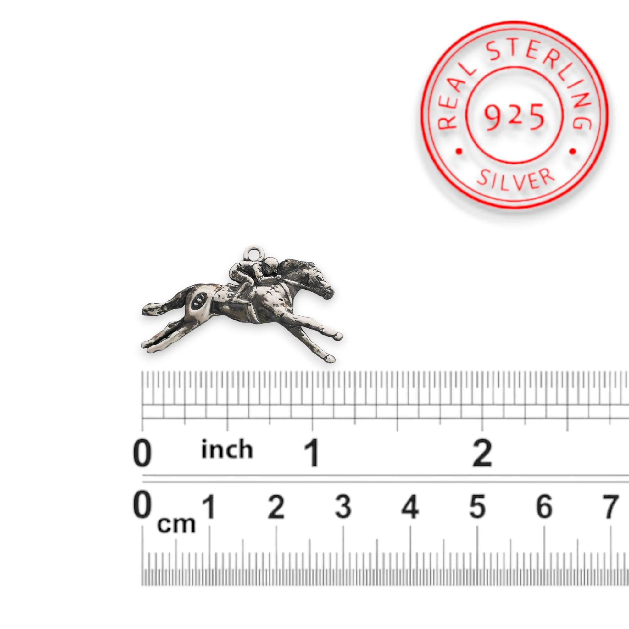 Конни надбягвания – Мъжки медальон „Жокей на състезателен кон“ – Винтидж покритие – Сребро 925 – Ръчно изработено спортно бижу/талисман за конен спорт – Идеален подарък за мъж – SSJ