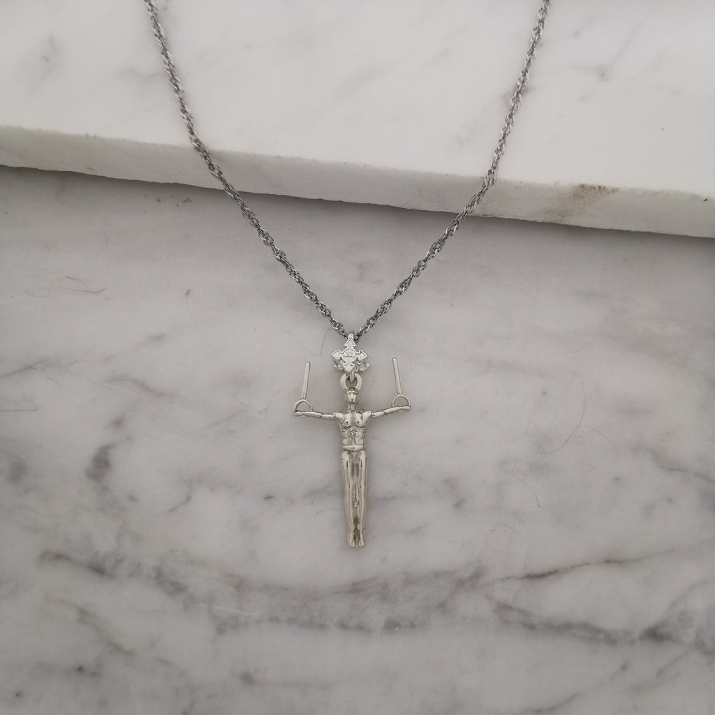 Мъжки спортен медальон от сребро 925 – Талисман за гимнастици и спортисти – Ръчно изработено бижу в класическо полирано покритие – Идеален подарък за спортист, треньор или фен – SSJ