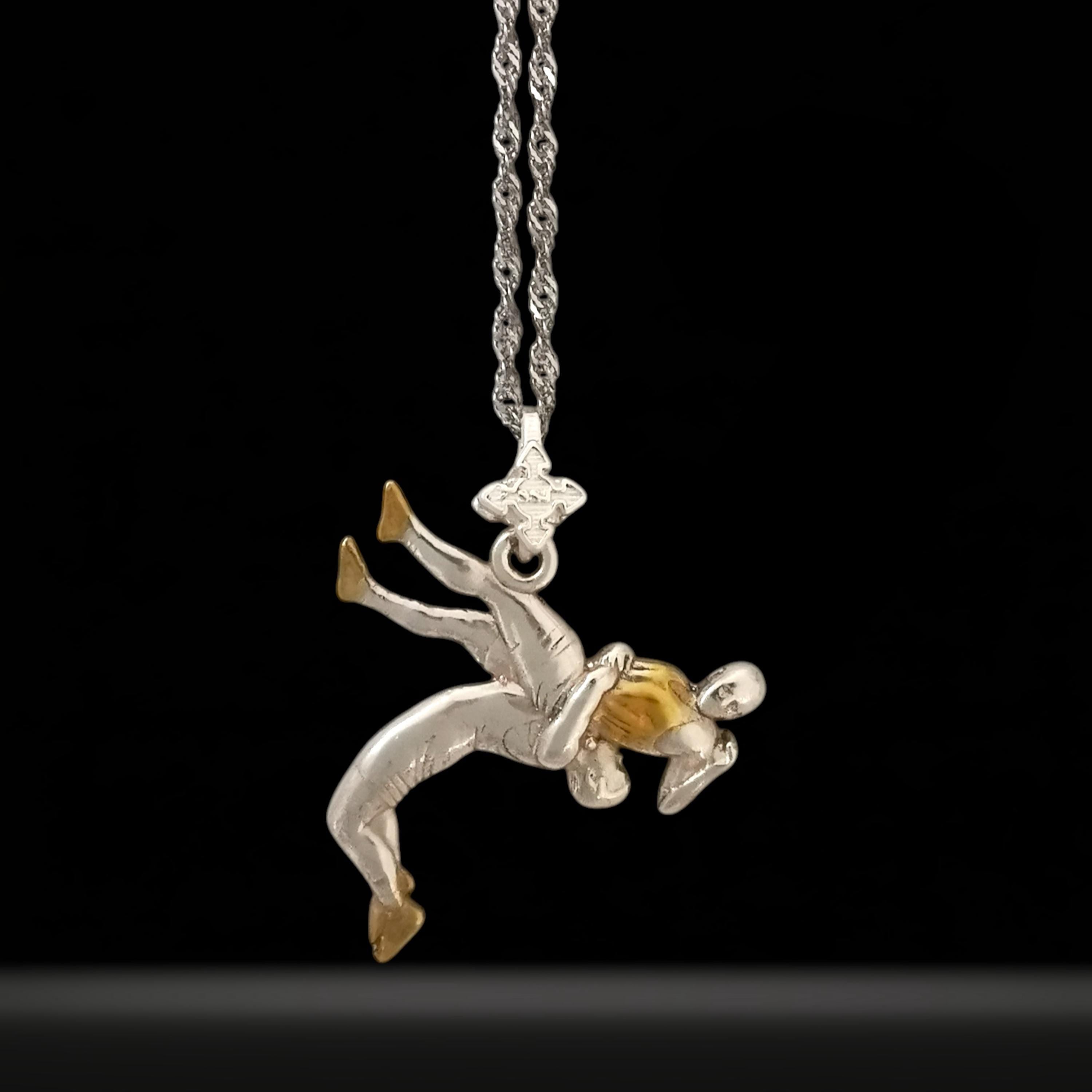 Борец – Мъжки спортен медальон за борба от сребро 925 с частично позлатено покритие – Ръчно изработено бижу талисман за спортисти, треньори и фенове на бойните изкуства – SSJ