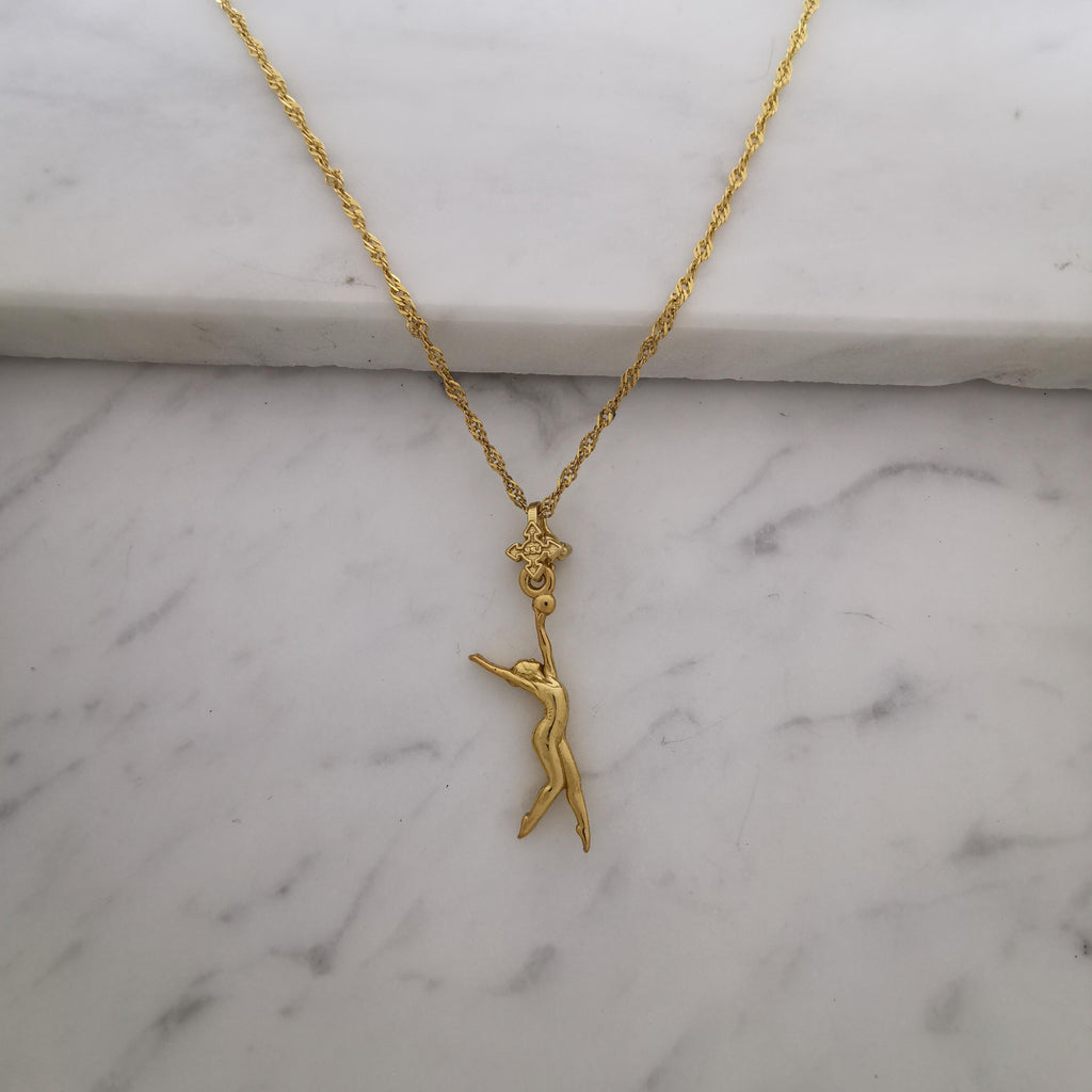 Художествена гимнастика (съчетание с топка) – Дамски спортен медальон от сребро 925 с позлатено покритие – Ръчно изработено спортно бижу – Идеален подарък за жена, фенка на художествената гимнастика – SSJ