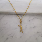 Художествена гимнастика (съчетание с топка) – Дамски спортен медальон от сребро 925 с позлатено покритие – Ръчно изработено спортно бижу – Идеален подарък за жена, фенка на художествената гимнастика – SSJ