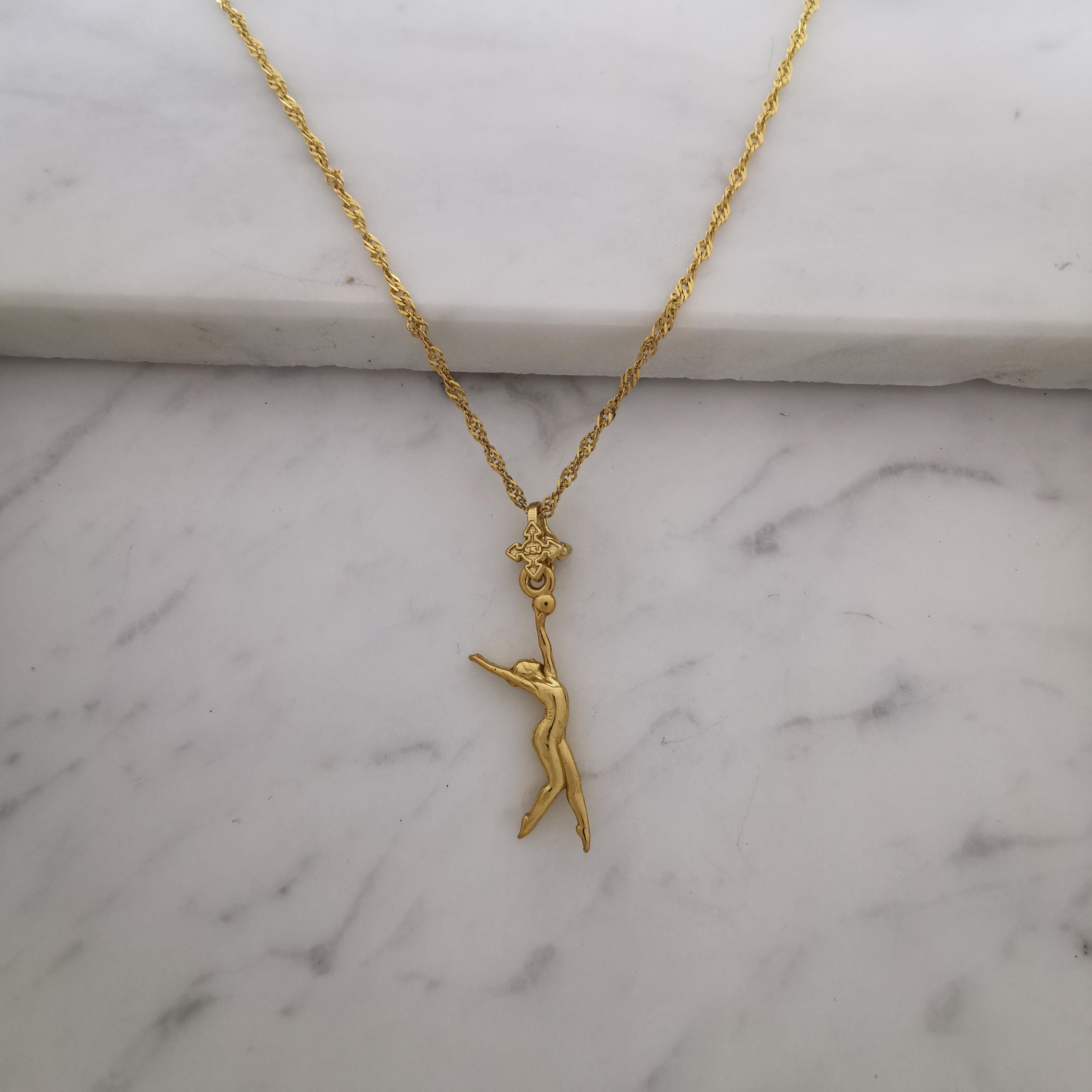 Художествена гимнастика (съчетание с топка) – Дамски спортен медальон от сребро 925 с позлатено покритие – Ръчно изработено спортно бижу – Идеален подарък за жена, фенка на художествената гимнастика – SSJ