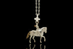 Конен спорт – Дамски медальон с фигура на ездачка – Частично позлатено покритие – Сребро 925 – Ръчно изработено спортно бижу/талисман конна езда – Идеален подарък за жена – SSJ