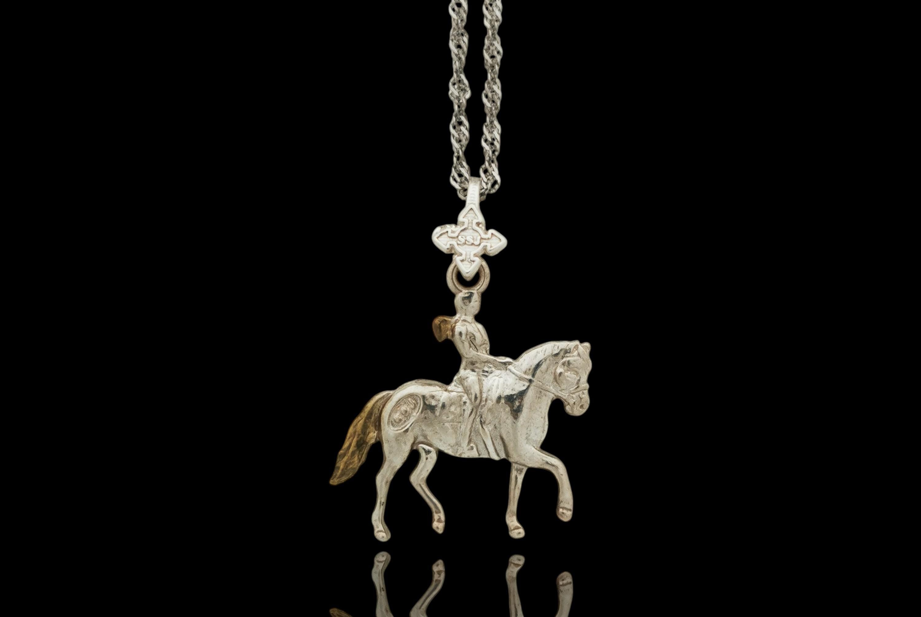 Конен спорт – Дамски медальон с фигура на ездачка – Частично позлатено покритие – Сребро 925 – Ръчно изработено спортно бижу/талисман конна езда – Идеален подарък за жена – SSJ