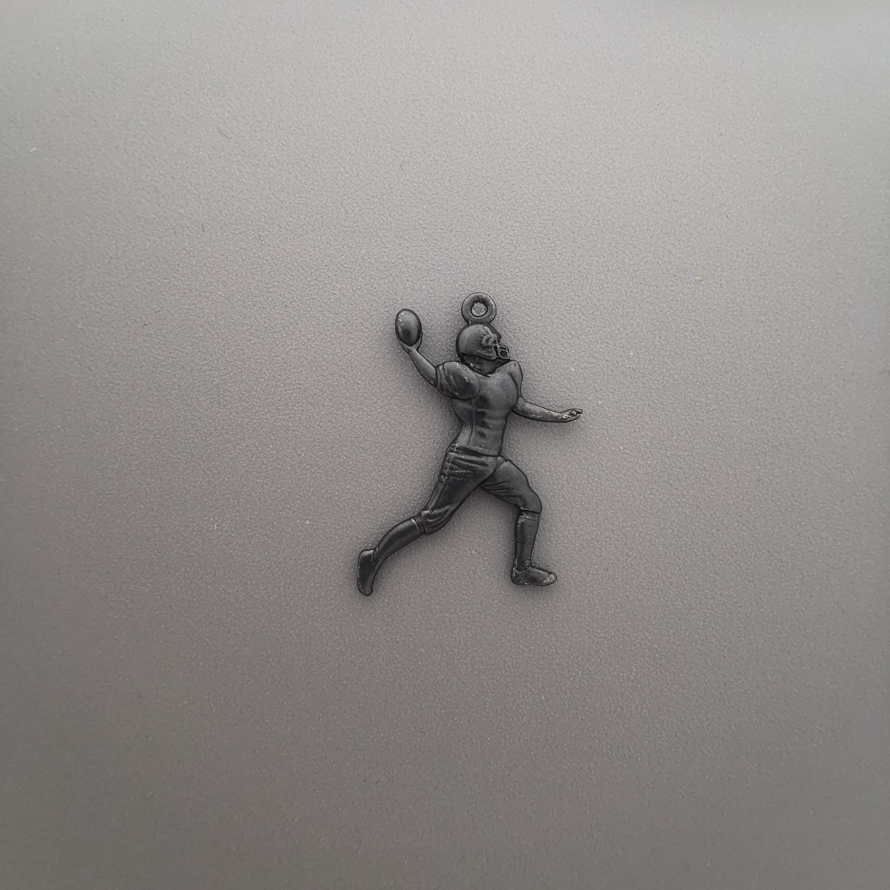 Американски футбол – Мъжки спортен медальон от сребро 925 с оксидирано покритие – Ръчно изработено бижу талисман за спортисти и фенове – Идеален подарък за играч, треньор или почитател – SSJ