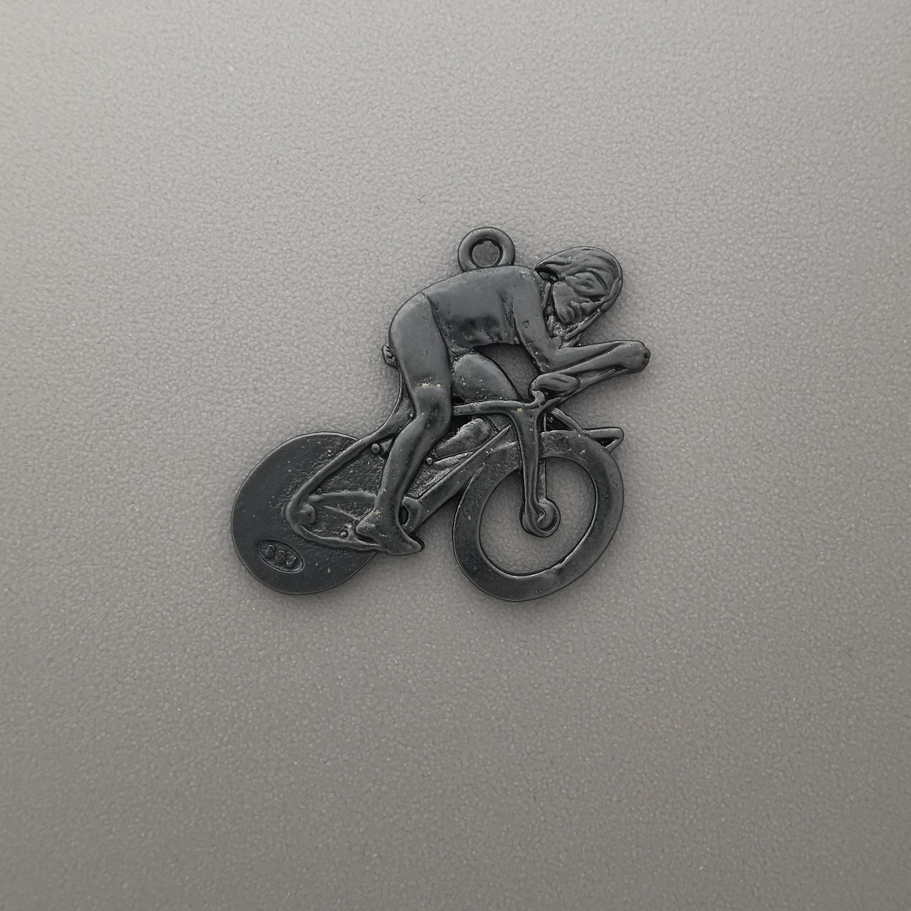 Колоездач – Велосипедист – Пистов състезател – Мъжки спортен медальон от сребро 925 с оксидирано покритие – Ръчно изработено бижу за шосейно и пистово колоездене – SSJ