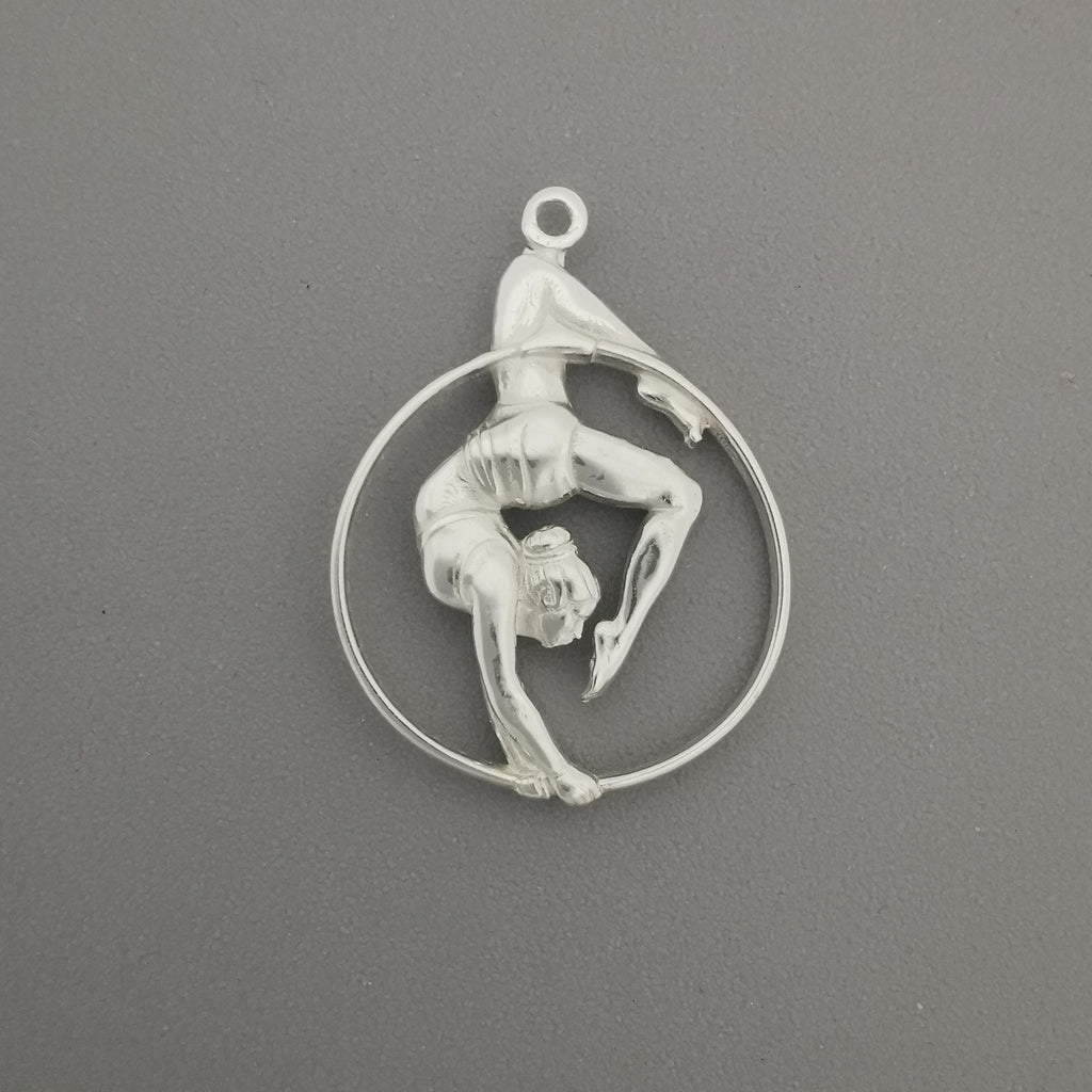 Въздушна акробатика – Женски спортен медальон от сребро 925 с класическо полирано покритие – Ръчно изработено бижу талисман за гимнастички и артистки – Идеален подарък за спортист, треньор или фен – SSJ