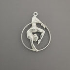 Въздушна акробатика – Женски спортен медальон от сребро 925 с класическо полирано покритие – Ръчно изработено бижу талисман за гимнастички и артистки – Идеален подарък за спортист, треньор или фен – SSJ