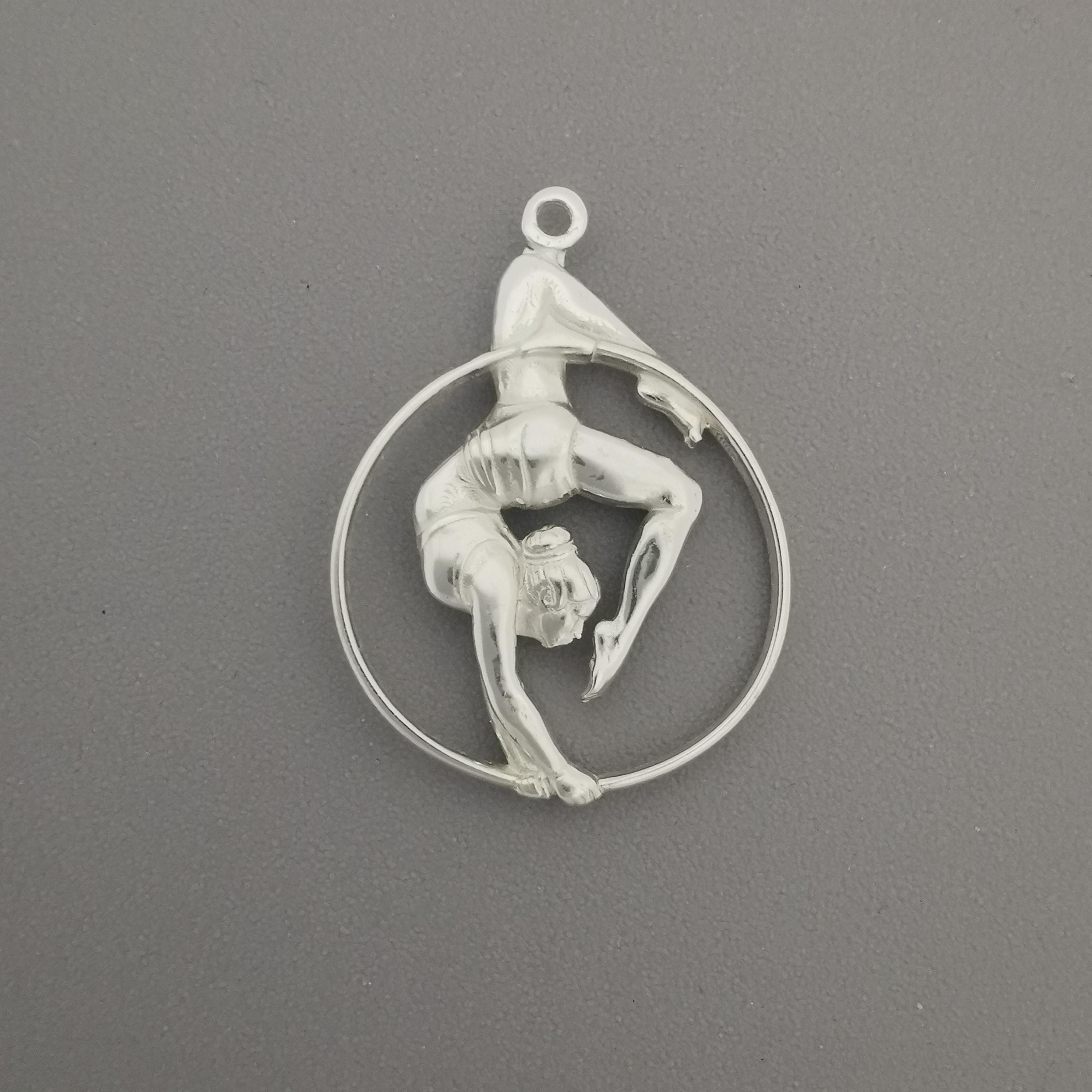 Въздушна акробатика – Женски спортен медальон от сребро 925 с класическо полирано покритие – Ръчно изработено бижу талисман за гимнастички и артистки – Идеален подарък за спортист, треньор или фен – SSJ