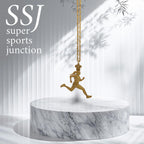 Атлетка – Женски спортен медальон за бегачки, спринтьорки и маратонки от сребро 925 с позлатено покритие – Ръчно изработено бижу талисман за лекоатлетки – SSJ