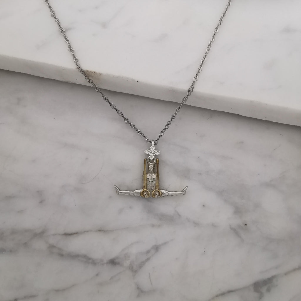 Гимнастик на халки – Мъжки спортен медальон от сребро 925 с частично позлатено покритие – Ръчно изработено бижу талисман за гимнастици и спортисти – Идеален подарък за спортист, треньор или фен – SSJ