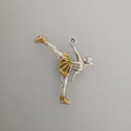 Фигурно пързаляне (спирала) – Дамски спортен медальон от сребро 925 с частично позлатено покритие – Ръчно изработено спортно бижу – Идеален подарък за жена, фенка на фигурното пързаляне – SSJ