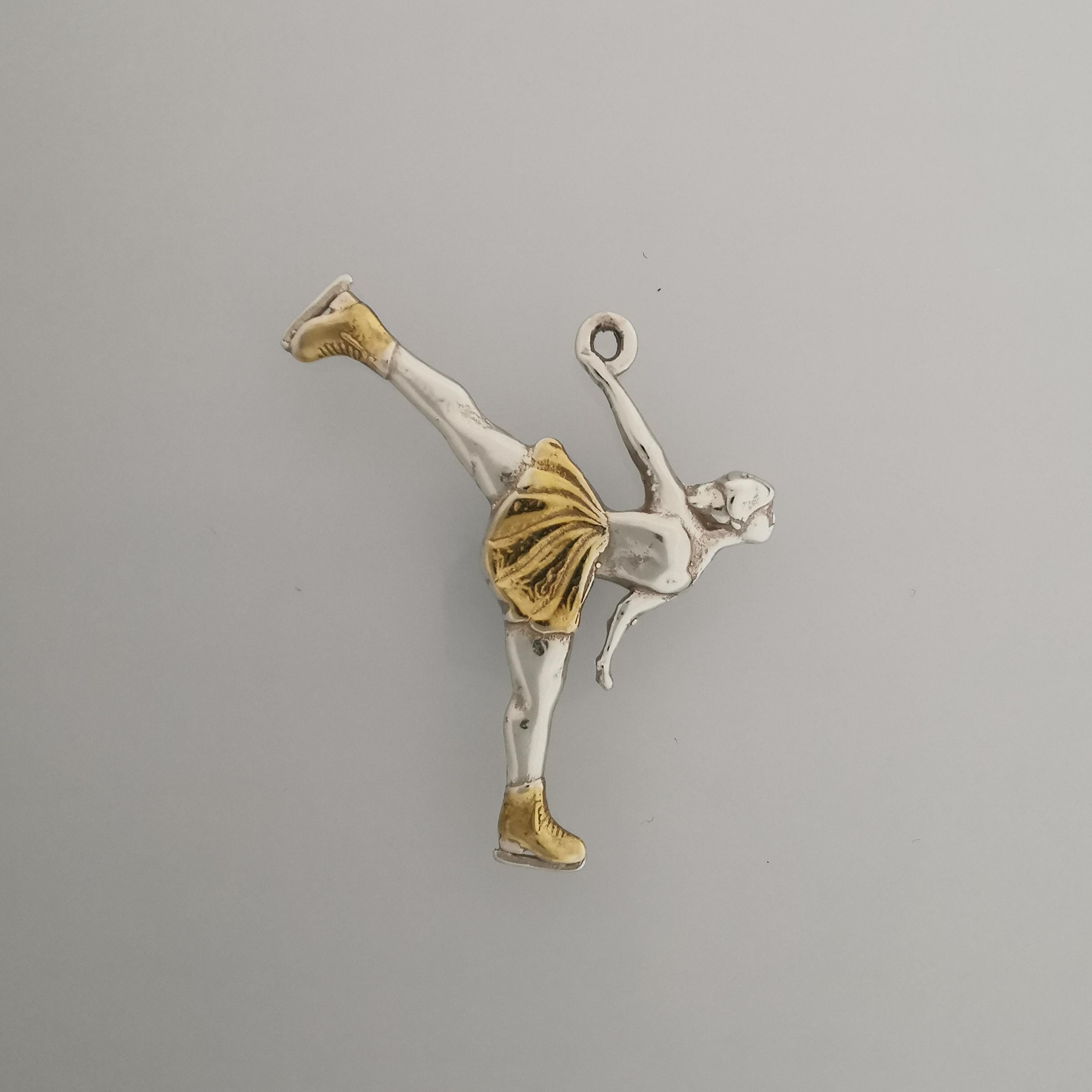 Фигурно пързаляне (спирала) – Дамски спортен медальон от сребро 925 с частично позлатено покритие – Ръчно изработено спортно бижу – Идеален подарък за жена, фенка на фигурното пързаляне – SSJ