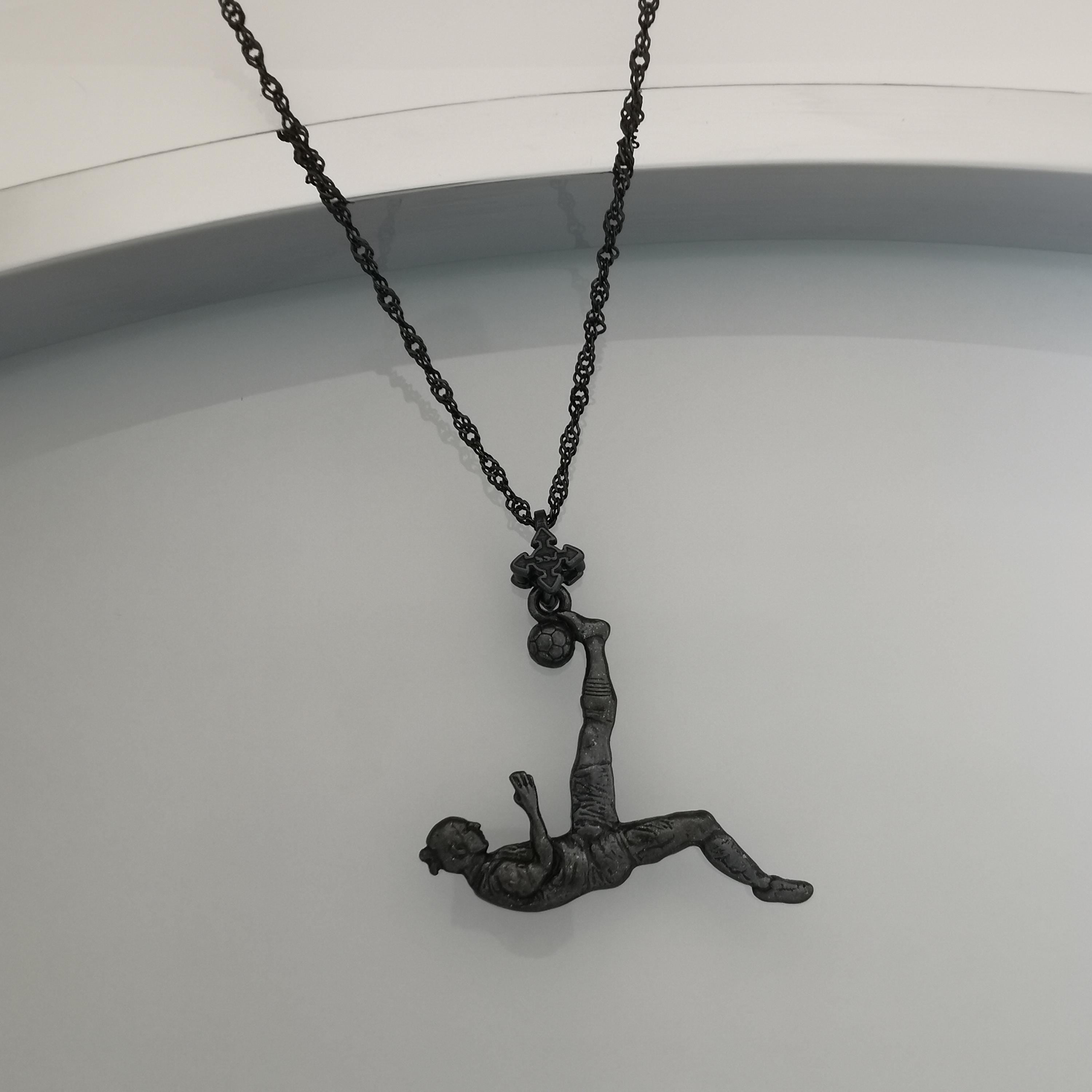 Футболист (задна ножица) – Мъжки спортен медальон от сребро 925 с оксидирано покритие – Ръчно изработено спортно бижу – Идеален подарък за мъж, фен на футбола – SSJ