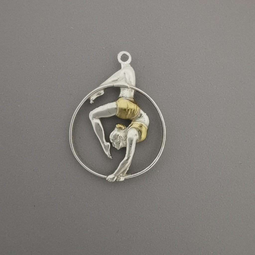 Въздушна акробатика – Женски спортен медальон от сребро 925 с частично позлатено покритие – Ръчно изработено бижу талисман за гимнастички и артистки – Идеален подарък за спортист, треньор или фен – SSJ