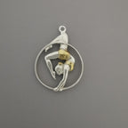 Въздушна акробатика – Женски спортен медальон от сребро 925 с частично позлатено покритие – Ръчно изработено бижу талисман за гимнастички и артистки – Идеален подарък за спортист, треньор или фен – SSJ