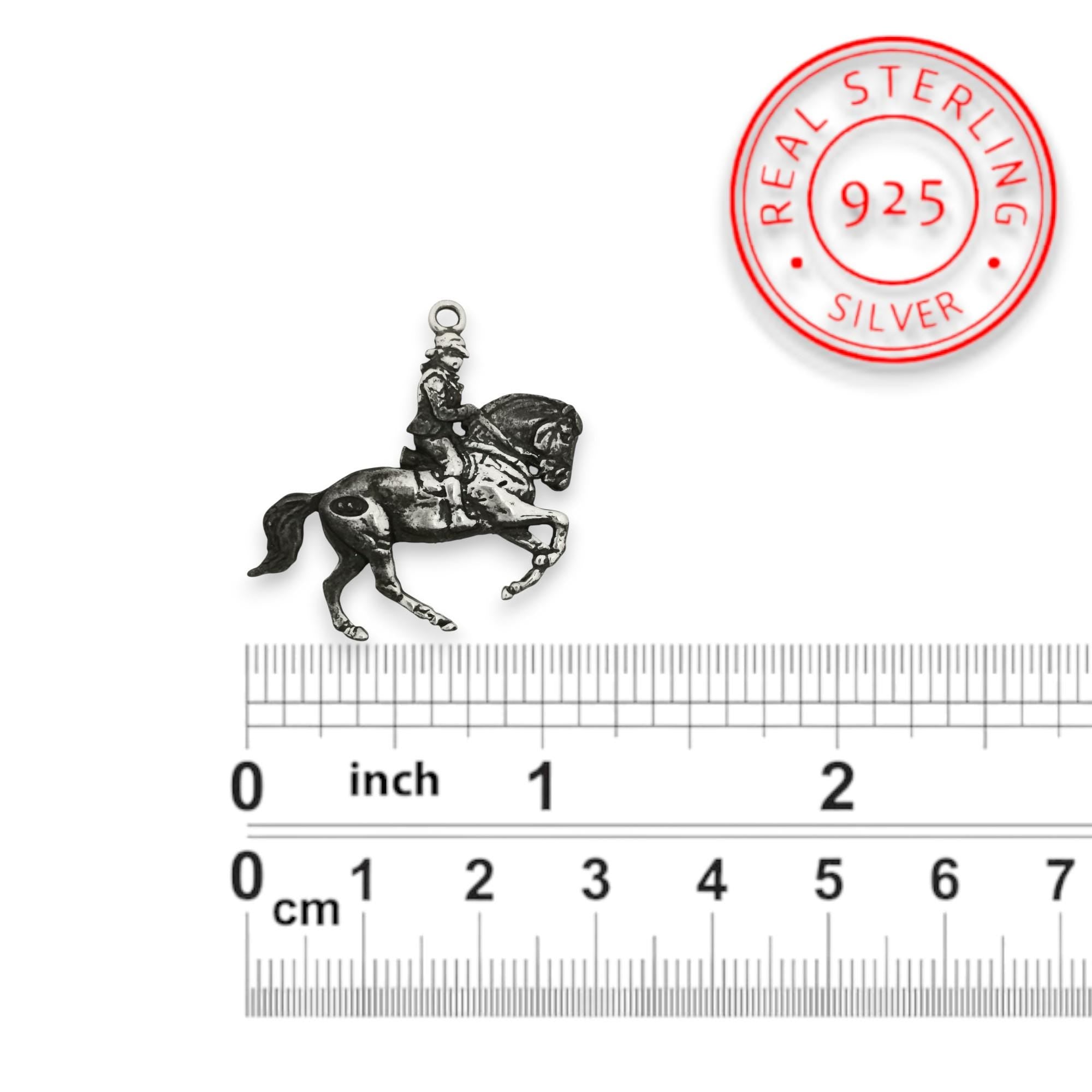 Конен спорт – Мъжки медальон „Ездач“ (обездка) – Винтидж покритие – Сребро 925 – Ръчно изработено бижу/талисман – Идеален подарък за мъж – SSJ