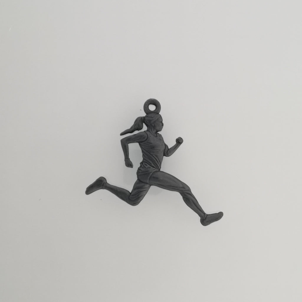 Атлетка – Женски спортен медальон за бегачки, спринтьорки и маратонки от сребро 925 с оксидирано покритие – Ръчно изработено бижу талисман за лекоатлетки – SSJ