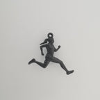 Атлетка – Женски спортен медальон за бегачки, спринтьорки и маратонки от сребро 925 с оксидирано покритие – Ръчно изработено бижу талисман за лекоатлетки – SSJ