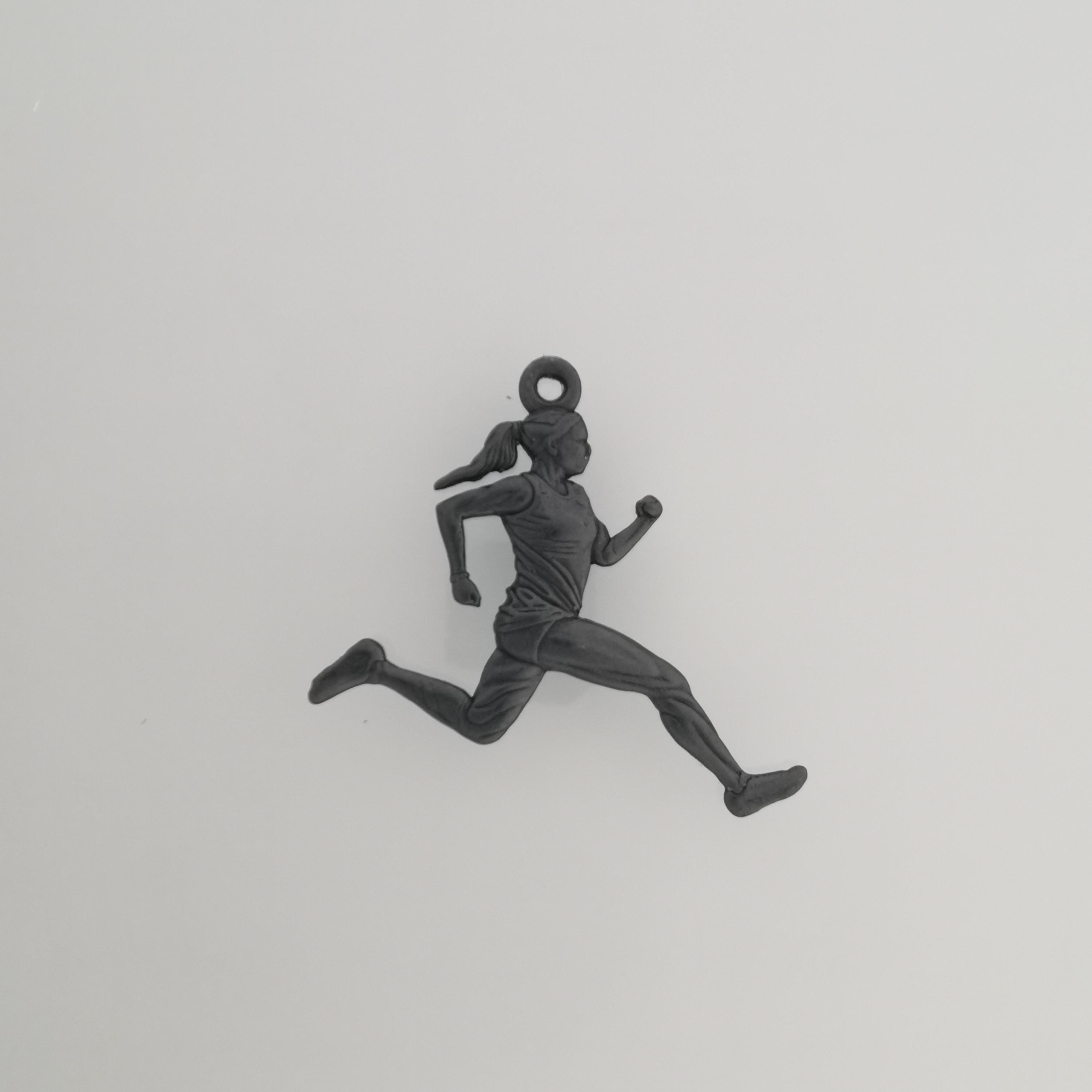 Атлетка – Женски спортен медальон за бегачки, спринтьорки и маратонки от сребро 925 с оксидирано покритие – Ръчно изработено бижу талисман за лекоатлетки – SSJ