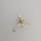 Атлетка – Женски спортен медальон за бегачки, спринтьорки и маратонки от сребро 925 с частично позлатено покритие – Ръчно изработено бижу талисман за лекоатлетки – SSJ