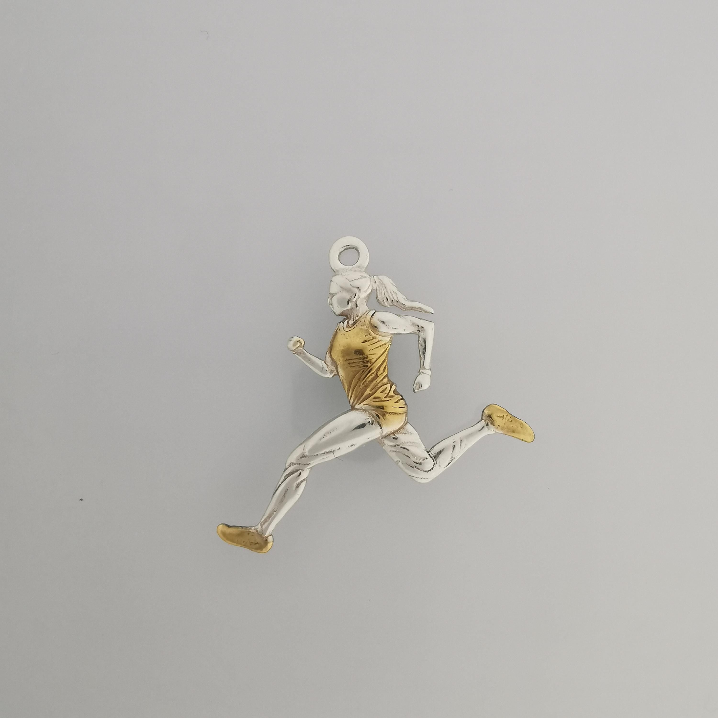 Атлетка – Женски спортен медальон за бегачки, спринтьорки и маратонки от сребро 925 с частично позлатено покритие – Ръчно изработено бижу талисман за лекоатлетки – SSJ