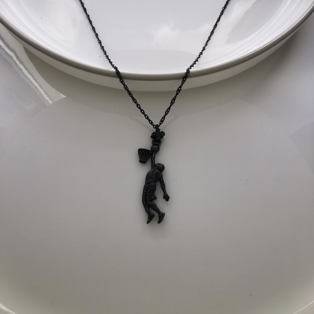 Баскетбол – Мъжки спортен медальон от сребро 925 с оксидирано покритие – Ръчно изработено бижу талисман за баскетболисти и фенове – Идеален подарък за спортист или треньор – SSJ