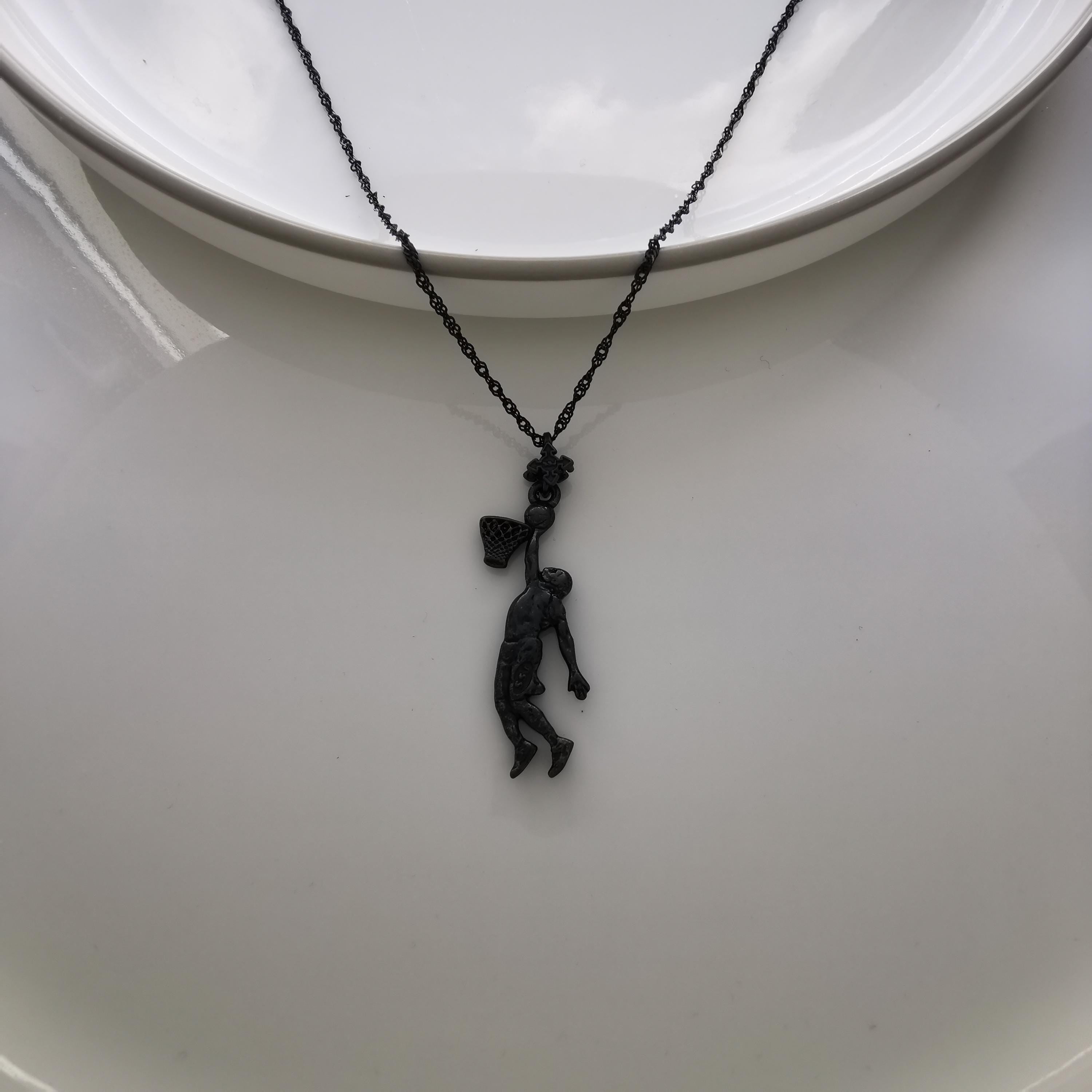 Баскетбол – Мъжки спортен медальон от сребро 925 с оксидирано покритие – Ръчно изработено бижу талисман за баскетболисти и фенове – Идеален подарък за спортист или треньор – SSJ