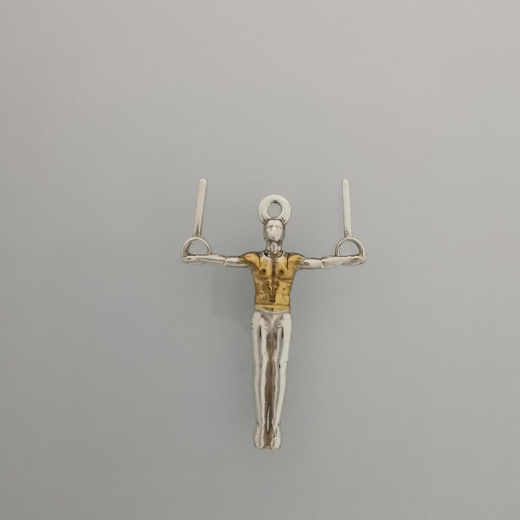 Гимнастик на халки – Мъжки спортен медальон от сребро 925 с частично позлатено покритие – Ръчно изработено бижу талисман за гимнастици и спортисти – Идеален подарък за спортист, треньор или фен – SSJ