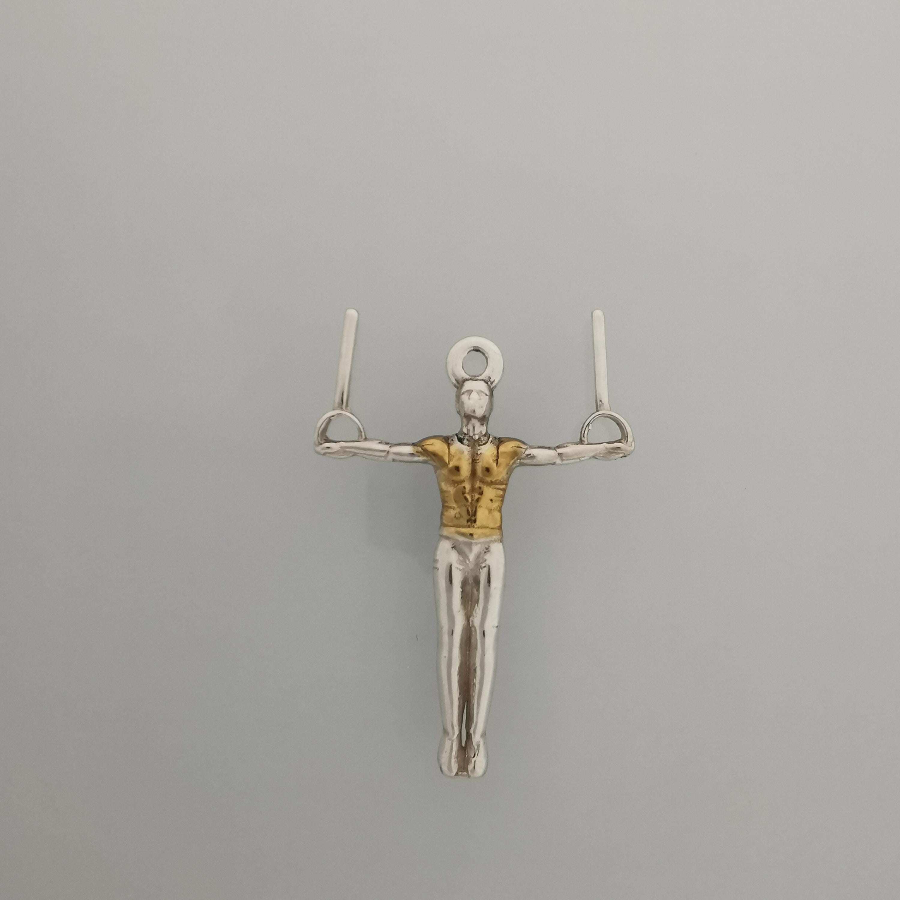 Гимнастик на халки – Мъжки спортен медальон от сребро 925 с частично позлатено покритие – Ръчно изработено бижу талисман за гимнастици и спортисти – Идеален подарък за спортист, треньор или фен – SSJ