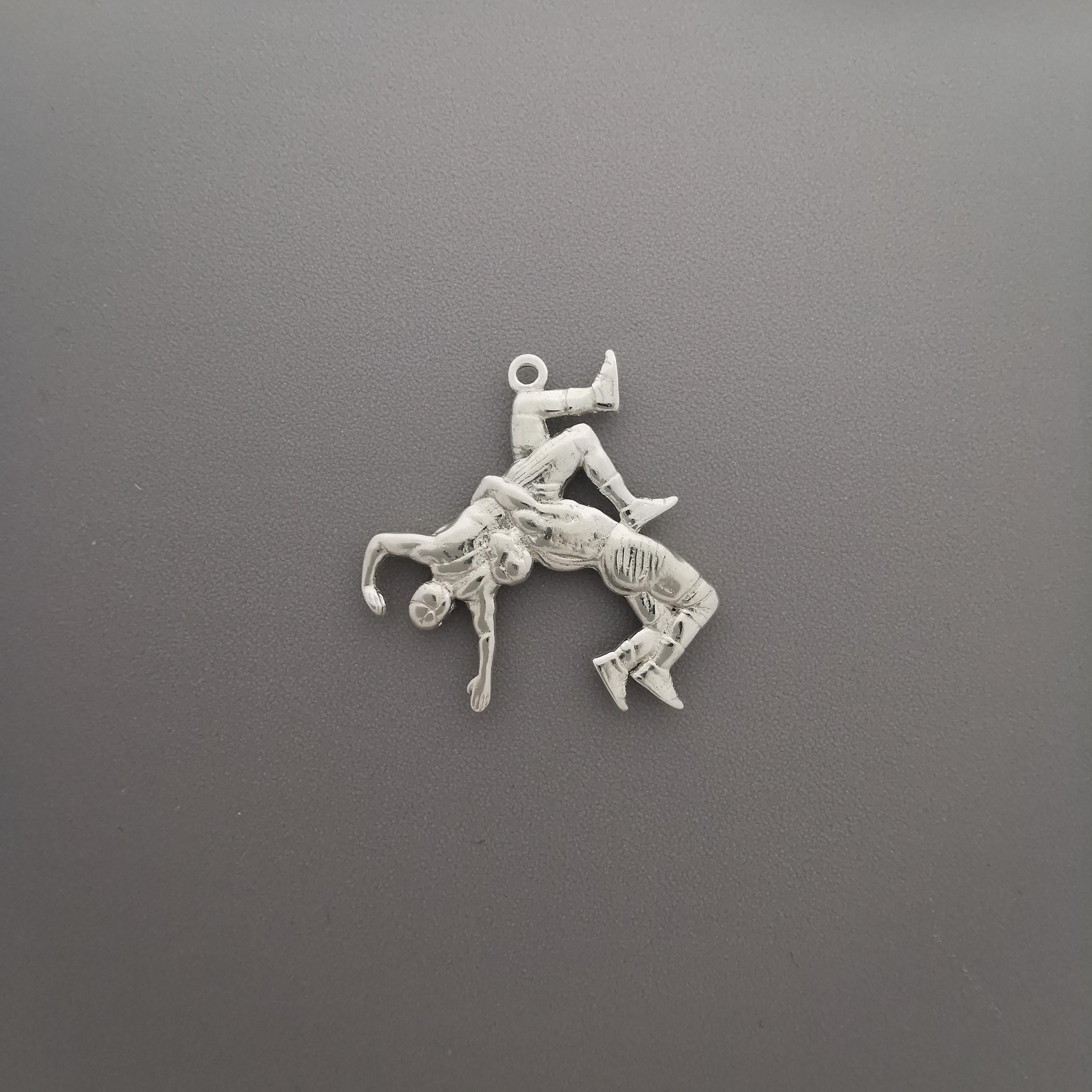 Борба – Мъжки спортен медальон от сребро 925 – Ръчно изработено бижу талисман за борци, треньори и фенове на бойните изкуства – SSJ