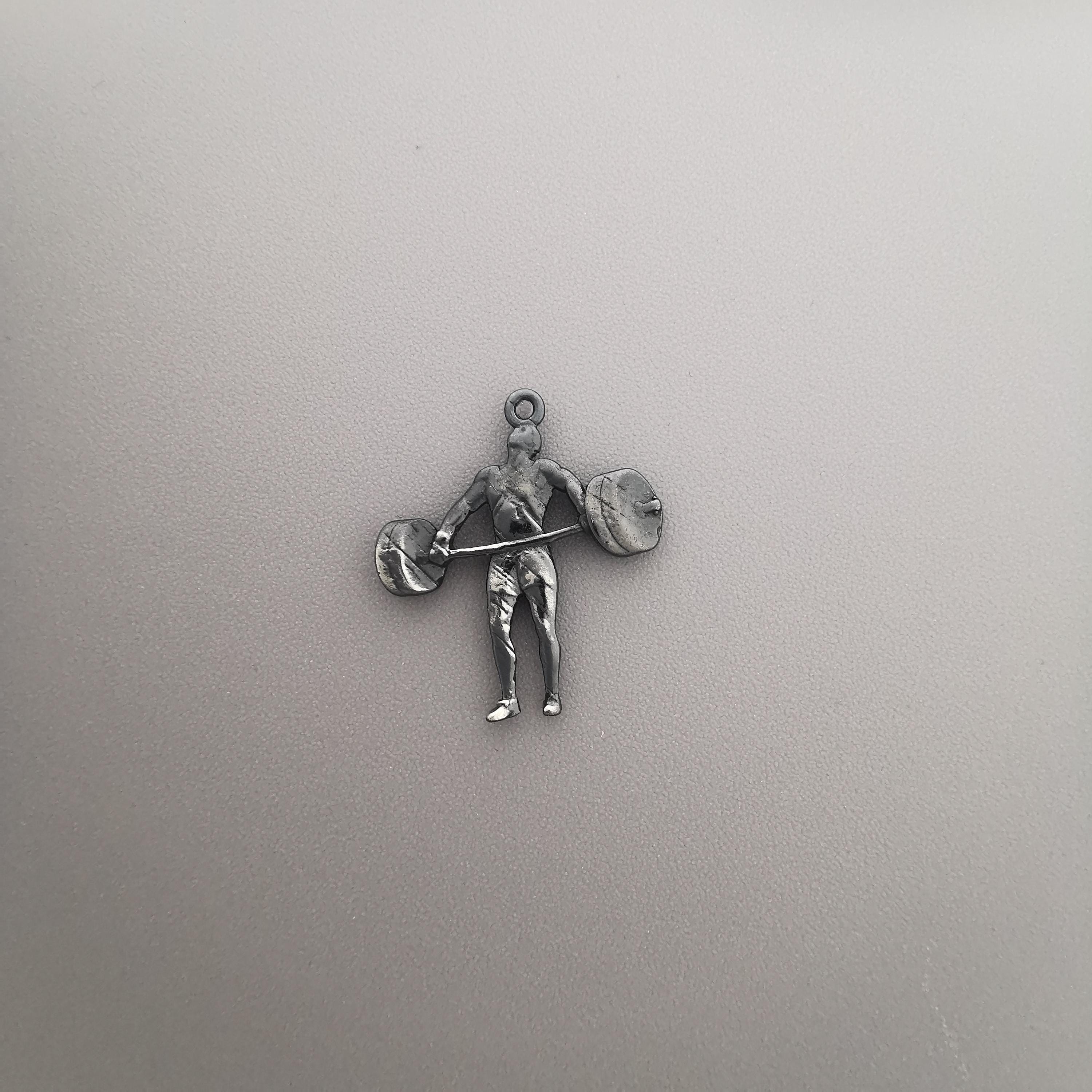Вдигане на тежести – Мъжки спортен медальон от сребро 925 с винтидж покритие – Ръчно изработено спортно бижу – Идеален подарък за мъж, фен на силовите спортове – SSJ