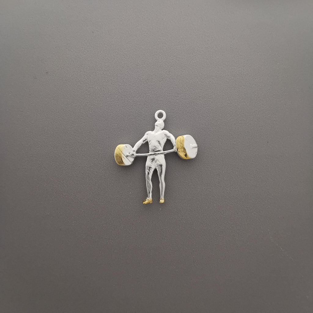 Вдигане на тежести – Мъжки спортен медальон от сребро 925 с частично позлатено покритие – Ръчно изработено спортно бижу – Идеален подарък за мъж, фен на силовите спортове – SSJ