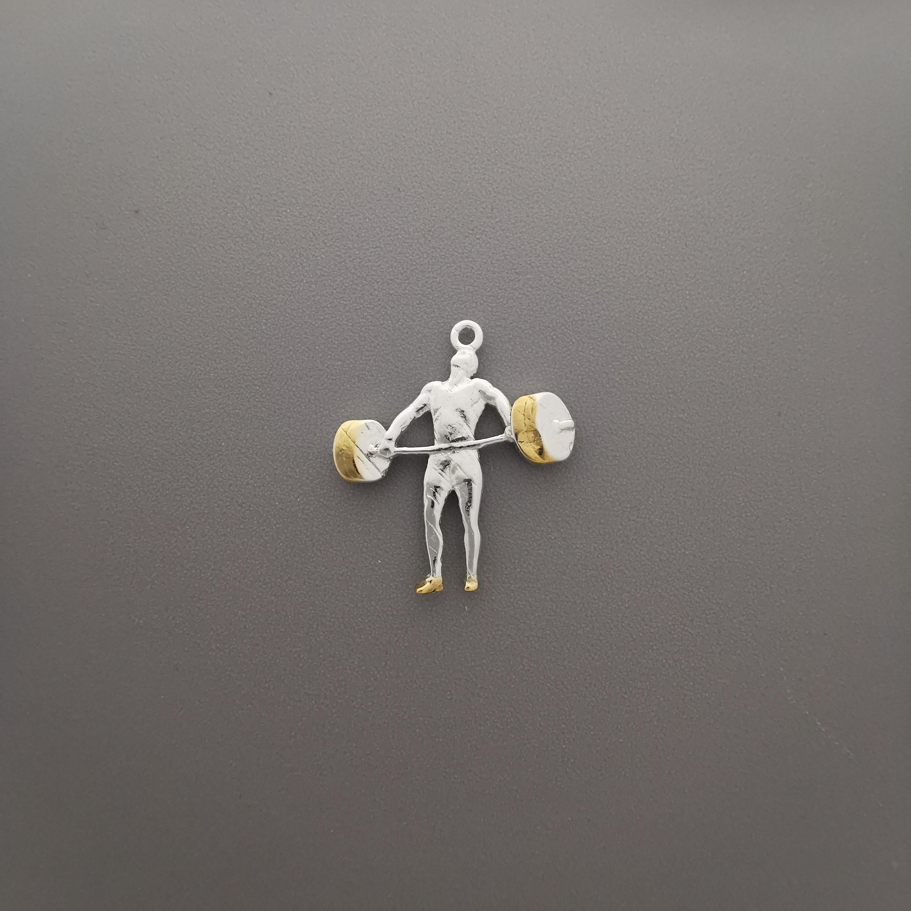 Вдигане на тежести – Мъжки спортен медальон от сребро 925 с частично позлатено покритие – Ръчно изработено спортно бижу – Идеален подарък за мъж, фен на силовите спортове – SSJ