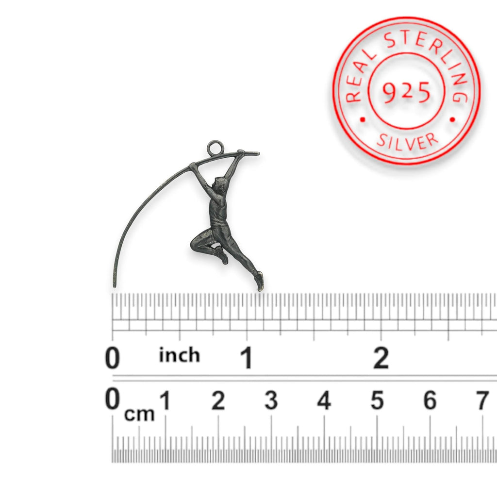 Овчарски скок – Мъжки спортен медальон от сребро 925 с оксидирано покритие – Ръчно изработено спортно бижу – Идеален подарък за мъж, фен на леката атлетика – SSJ