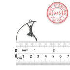 Овчарски скок – Мъжки спортен медальон от сребро 925 с оксидирано покритие – Ръчно изработено спортно бижу – Идеален подарък за мъж, фен на леката атлетика – SSJ