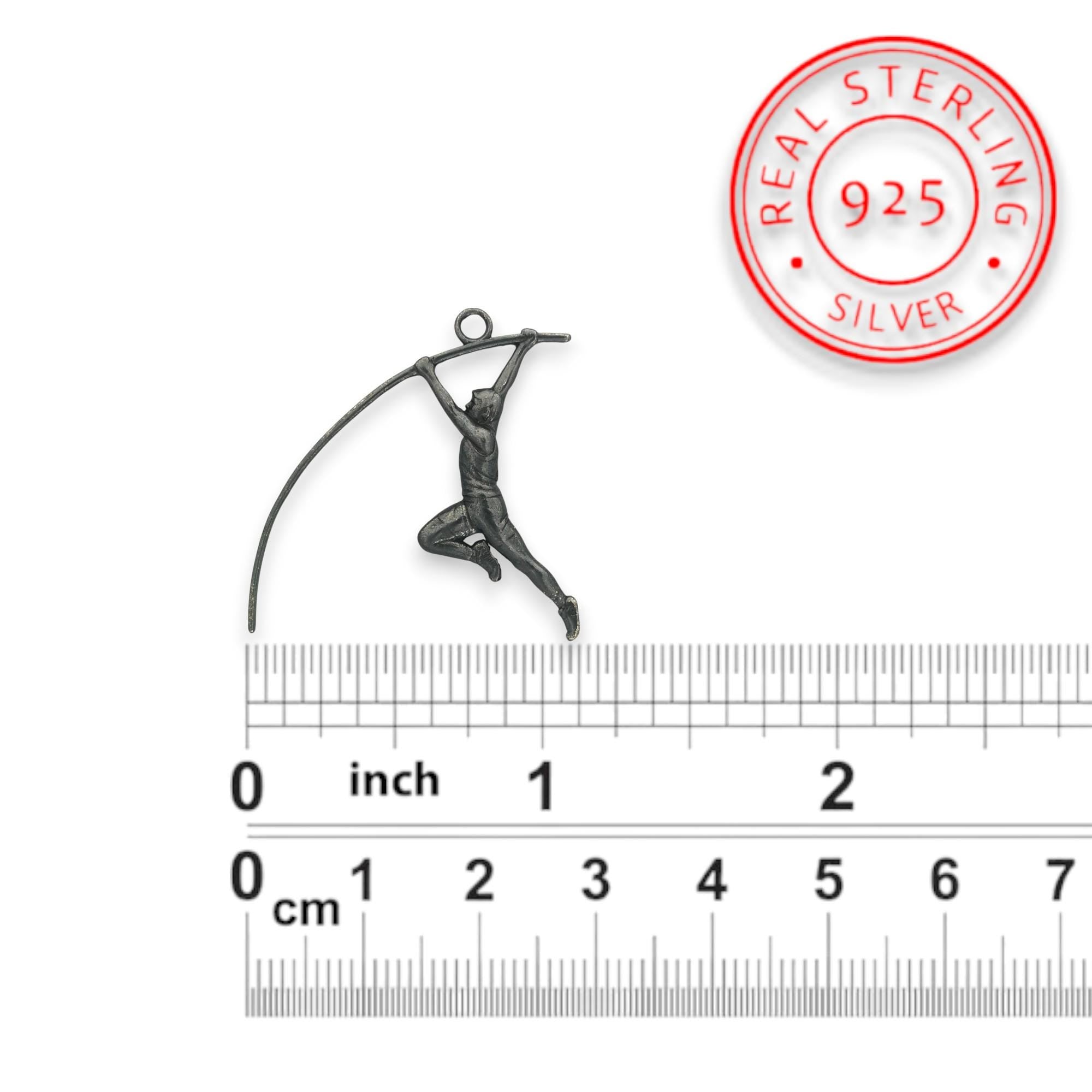 Овчарски скок – Мъжки спортен медальон от сребро 925 с оксидирано покритие – Ръчно изработено спортно бижу – Идеален подарък за мъж, фен на леката атлетика – SSJ
