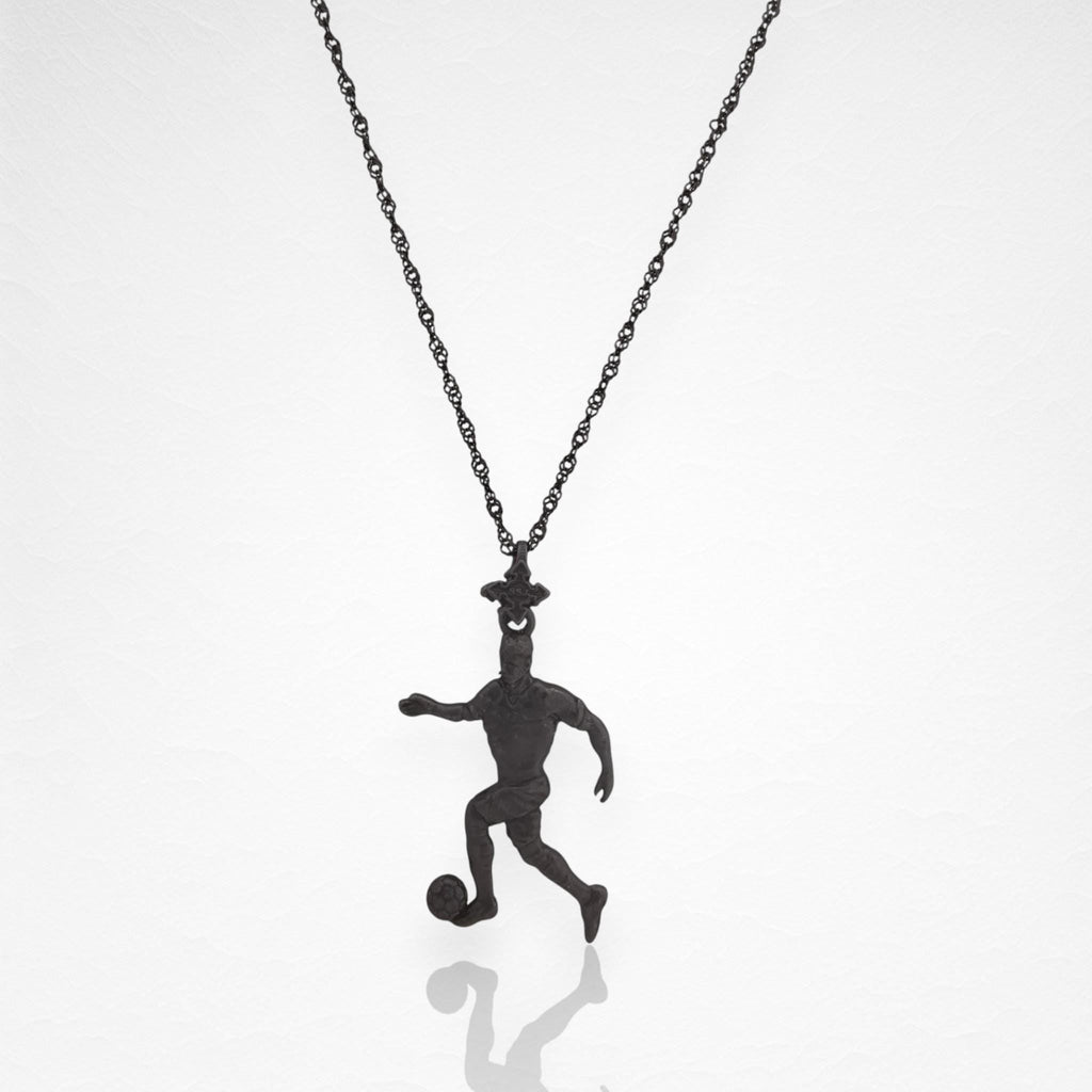 Футболист – Мъжки спортен медальон от сребро 925 с оксидирано покритие – Ръчно изработено спортно бижу – Идеален подарък за мъж, фен на футбола – SSJ