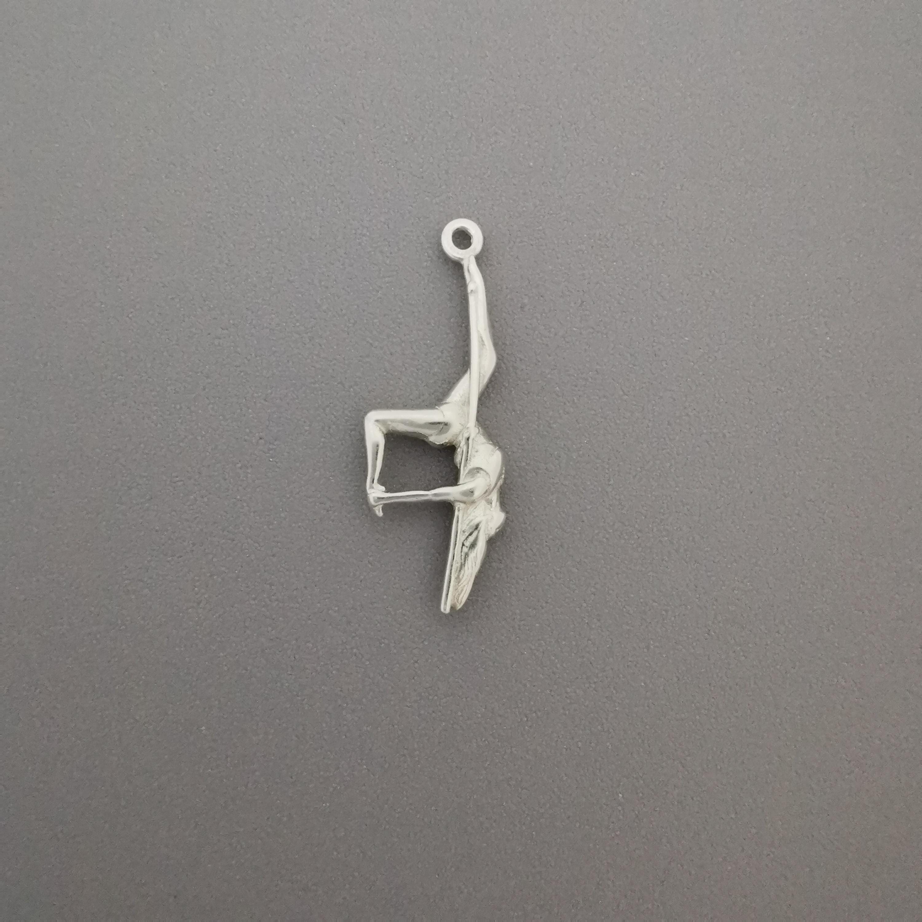 Pole Dance (Танци на пилон) – Дамски спортен медальон от сребро 925 в класическо сребро – Ръчно изработено спортно бижу – Идеален подарък за жена, фенка на гимнастиката – SSJ