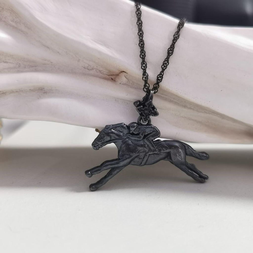 Конни надбягвания – Мъжки медальон „Жокей на състезателен кон“ – Оксидирано сребро 925 – Ръчно изработено спортно бижу/талисман за конен спорт – Идеален подарък за мъж – SSJ