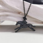 Конни надбягвания – Мъжки медальон „Жокей на състезателен кон“ – Оксидирано сребро 925 – Ръчно изработено спортно бижу/талисман за конен спорт – Идеален подарък за мъж – SSJ