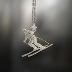 Скиор – Унисекс спортен медальон от класическо сребро 925 – Ръчно изработено спортно бижу – Идеален подарък за фен на зимните спортове – SSJ