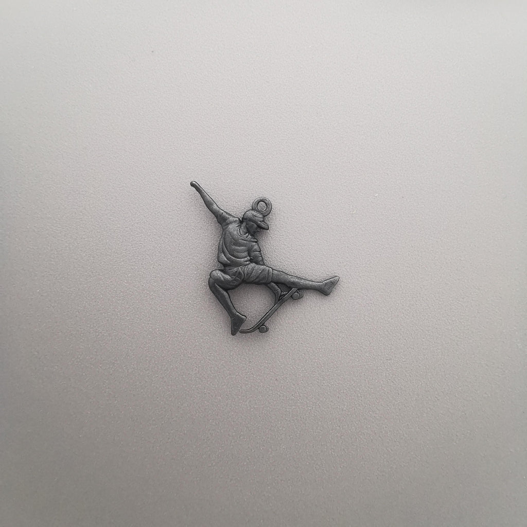 Скейтбордист – Мъжки спортен медальон от сребро 925 с оксидирано покритие – Ръчно изработено спортно бижу – Идеален подарък за мъж, фен на скейтборда – SSJ