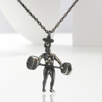 Вдигане на тежести – Мъжки спортен медальон от сребро 925 с оксидирано покритие – Ръчно изработено спортно бижу – Идеален подарък за мъж, фен на силовите спортове – SSJ