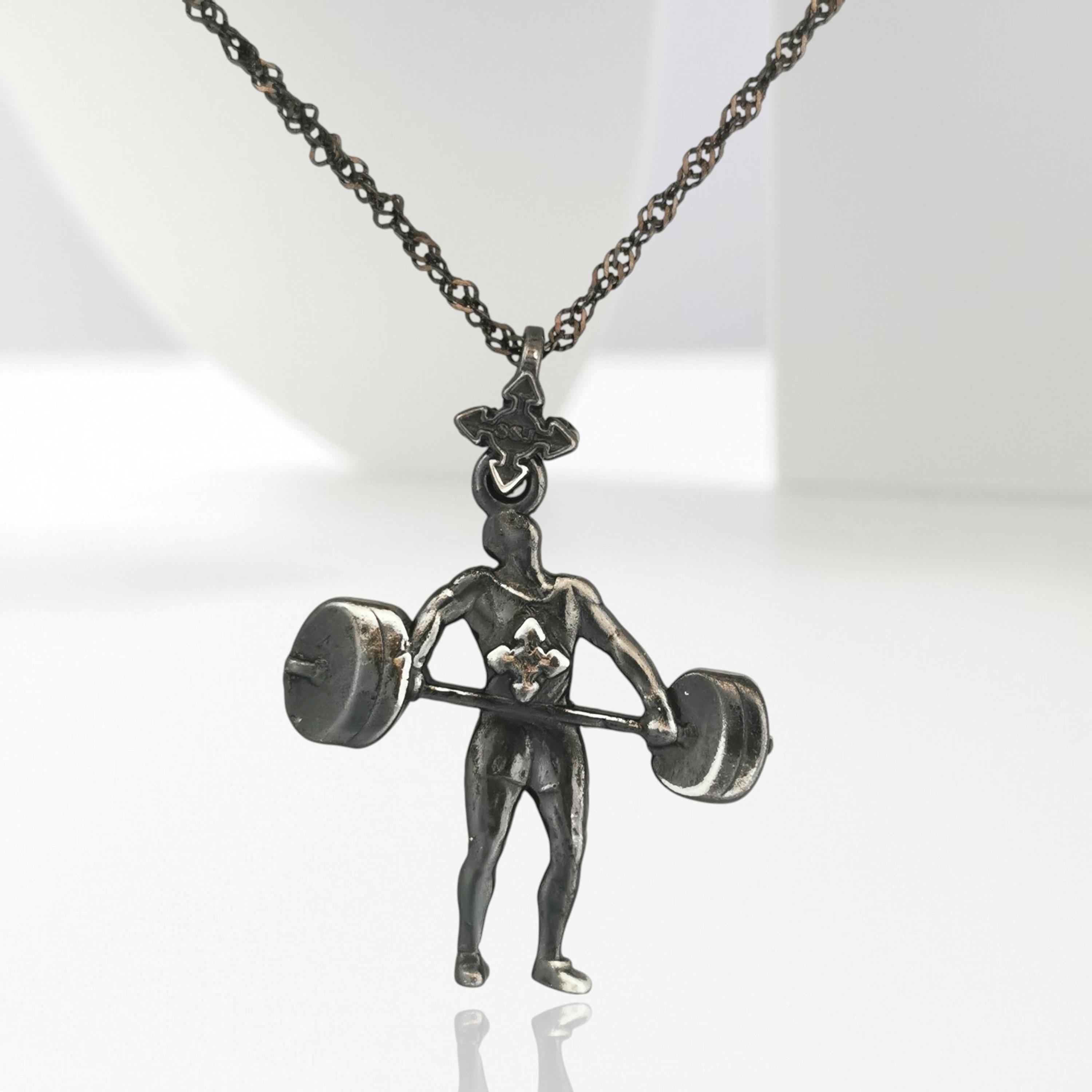 Вдигане на тежести – Мъжки спортен медальон от сребро 925 с оксидирано покритие – Ръчно изработено спортно бижу – Идеален подарък за мъж, фен на силовите спортове – SSJ