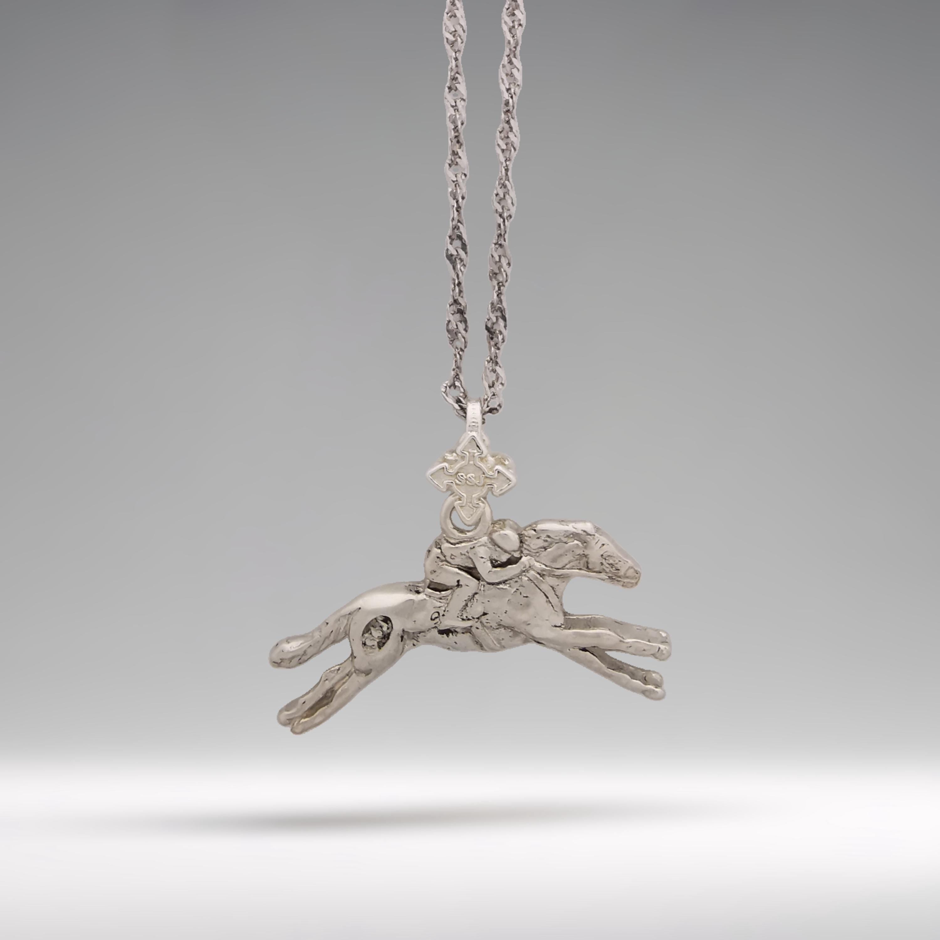 Конни надбягвания – Мъжки медальон „Жокей на състезателен кон“ – Класическо сребро 925 – Ръчно изработено спортно бижу/талисман за конен спорт – Идеален подарък за мъж – SSJ